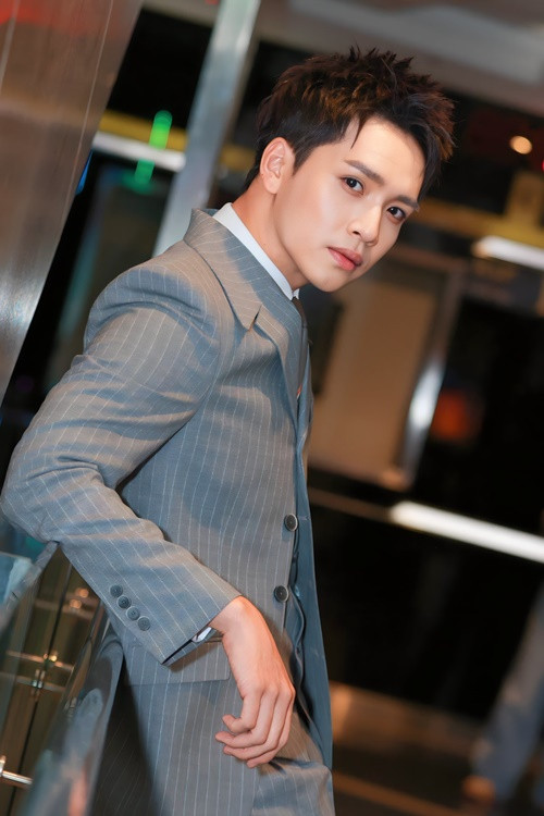 Nam diễn viên phim Âm dương lộ cho biết thêm: "Dù đã nhận được lời xin lỗi từ phía nhà sản xuất nhưng Khanh nhận thấy mình vẫn cần phải xin lỗi vì đã thật sự thiếu sót khi không xem xét kỹ vấn đề mà chủ quan bước lên xe để gây ra hậu quả không mong muốn". Ảnh: FB Bạch Công Khanh.