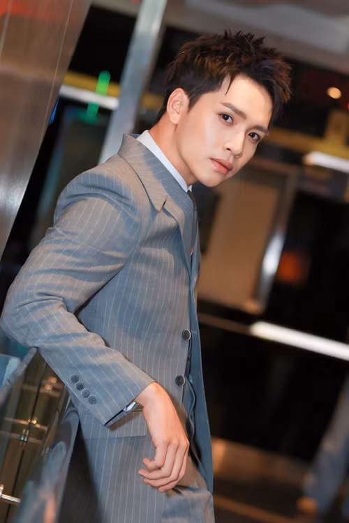 Nam diễn viên phim Âm dương lộ cho biết thêm: "Dù đã nhận được lời xin lỗi từ phía nhà sản xuất nhưng Khanh nhận thấy mình vẫn cần phải xin lỗi vì đã thật sự thiếu sót khi không xem xét kỹ vấn đề mà chủ quan bước lên xe để gây ra hậu quả không mong muốn". Ảnh: FB Bạch Công Khanh.