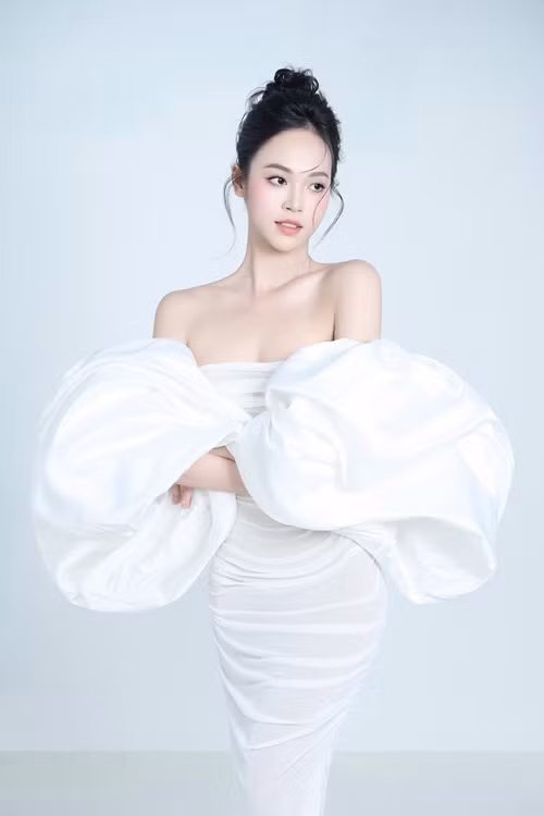 Á hậu 1 Hoa hậu Việt Nam 2022 sở hữu làn da trắng đến phát sáng.