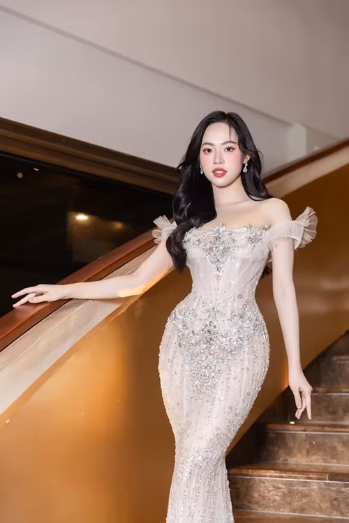 Cô có chỉ số hình thể: chiều cao 1m72, số đo ba vòng 87-58-95 cm.