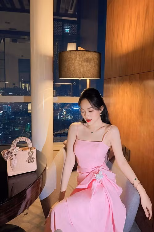 Thùy Linh ngày càng trẻ trung, sành điệu.