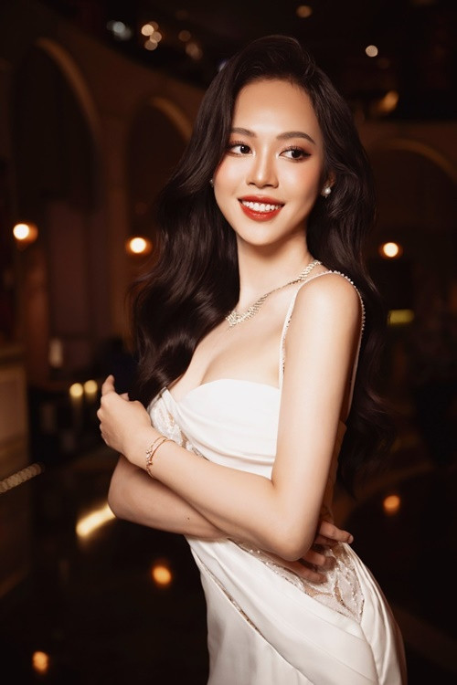 Điểm nổi bật trên gương mặt của Thùy Linh là đôi mắt to tròn long lanh, bờ môi cong quyến rũ và nụ cười rạng rỡ.