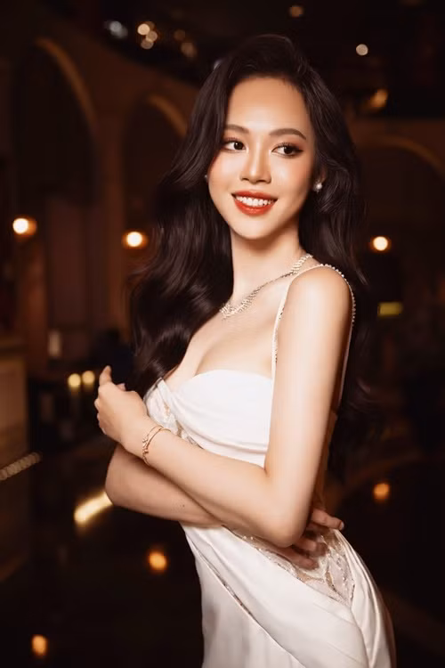 Điểm nổi bật trên gương mặt của Thùy Linh là đôi mắt to tròn long lanh, bờ môi cong quyến rũ và nụ cười rạng rỡ.