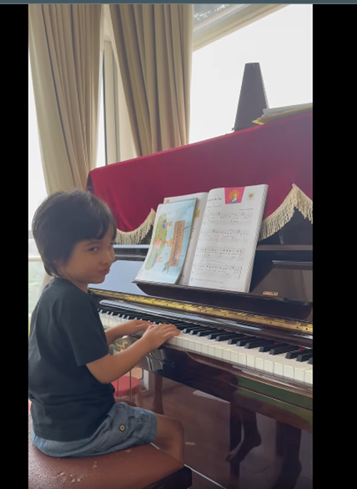 Hậu ly hôn, Phương Mai khoe khoảnh khắc con trai tập đánh đàn. Nữ MC cho biết, cô sẽ đấu tranh đến cùng để giành được quyền nuôi con. Ảnh: FB Phương Mai.
