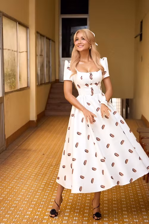 Nàng hậu đội tóc giả, mặc bộ đầm xòe khoe vòng một.