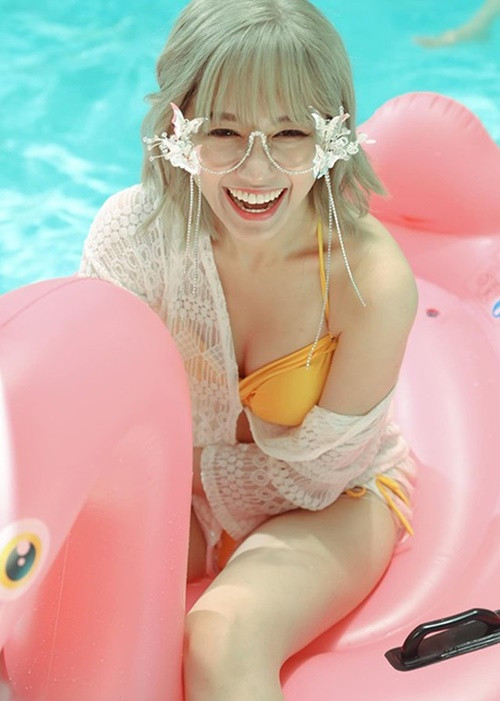 Hình ảnh Hari Won diện trang phục bikini luôn thu hút sự chú ý của fan. Ảnh: Thương Hiệu Pháp Luật.