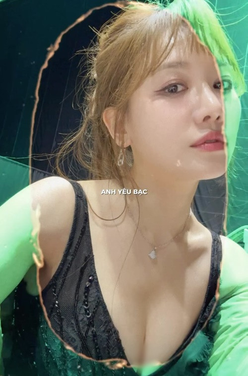 Sở hữu vòng một lên đến 92cm, Hari Won tự tin diện trang phục xẻ sâu. Mới đây, nữ ca sĩ đăng tải hình ảnh mặc váy áo khoe vòng một. Ảnh: FB Hari Won.