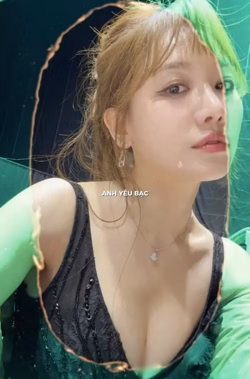 Sở hữu vòng một lên đến 92cm, Hari Won tự tin diện trang phục xẻ sâu. Mới đây, nữ ca sĩ đăng tải hình ảnh mặc váy áo khoe vòng một. Ảnh: FB Hari Won.