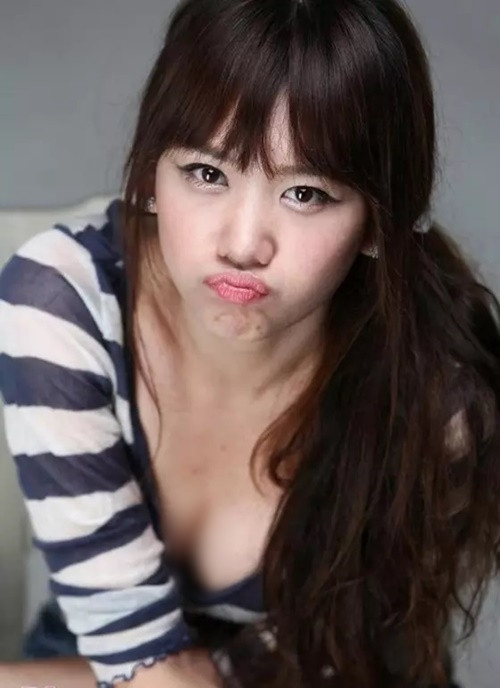 Diện áo xẻ ngực, nữ ca sĩ cúi người cũng gây chú ý. Ảnh: Vietnamnet.