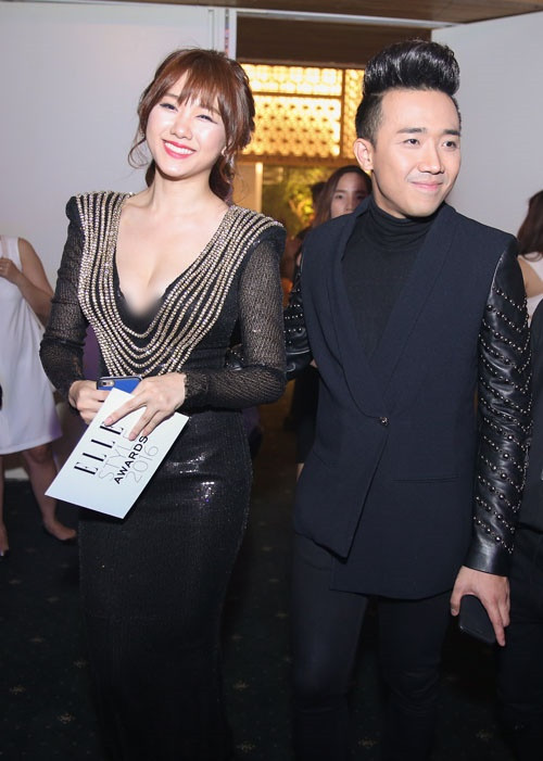 Hari Won diện váy xẻ sâu táo bạo bên Trấn Thành tại một sự kiện. Ảnh: Dân Việt.