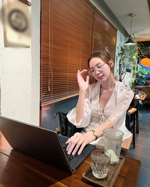 Học vấn của Bảo Ngọc được đánh giá cao. Nàng hậu gốc Cần Thơ nhận được học bổng trị giá 10.000 USD của trường Đại học University of New South Wales.