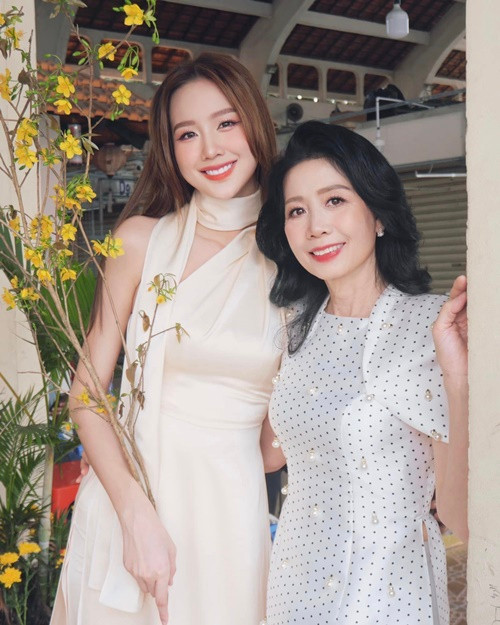Nàng hậu được gia đình ủng hộ hoạt động trong showbiz.