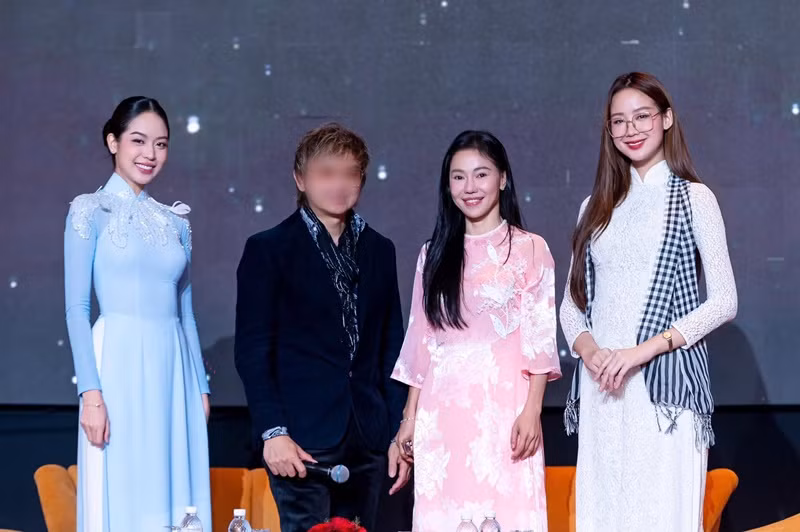 Có chiều cao "khủng", Bảo Ngọc nổi bật khi xuất hiện trước đám đông.