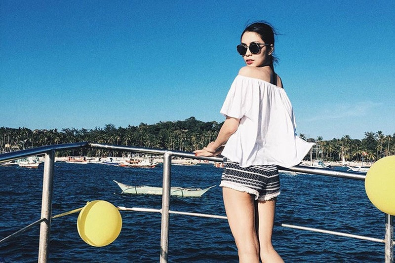 Nữ diễn viên phim Bỗng dưng muốn khóc chọn set đồ trẻ trung, năng động với áo trắng trễ vai màu trắng cùng quần short trong chuyến đi biển ở Philippines năm 2016. Ảnh: Instagram Tăng Thanh Hà.