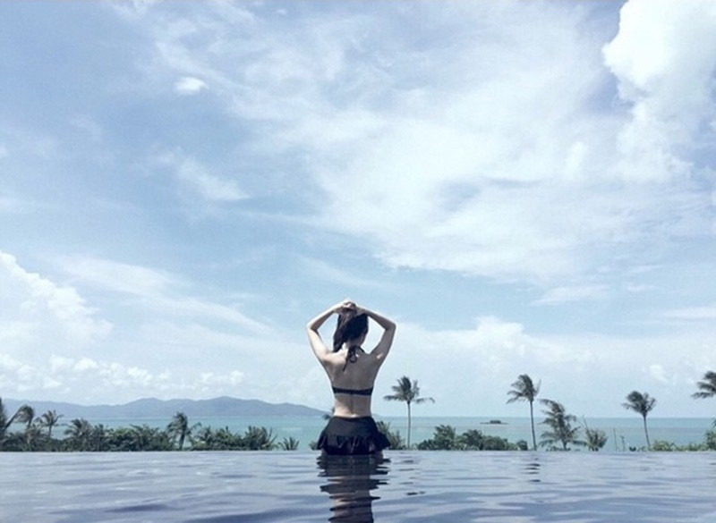 Nàng hậu thường đăng ảnh chụp từ xa khi diện áo tắm. Ảnh: Dân Việt.