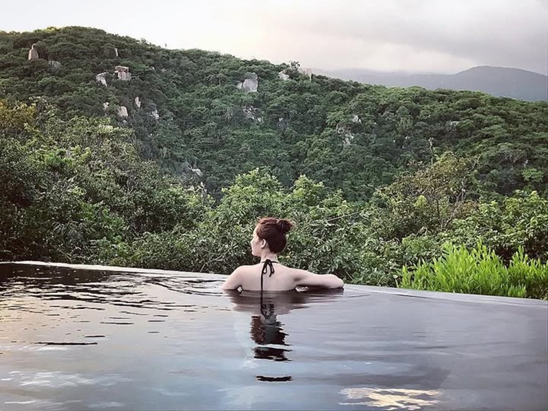 Thu Thảo không phô diễn nhiều vóc dáng trong trang phục gợi cảm. Ảnh: Instagram Thu Thảo.