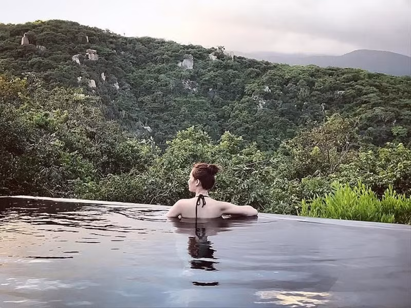 Thu Thảo không phô diễn nhiều vóc dáng trong trang phục gợi cảm. Ảnh: Instagram Thu Thảo.