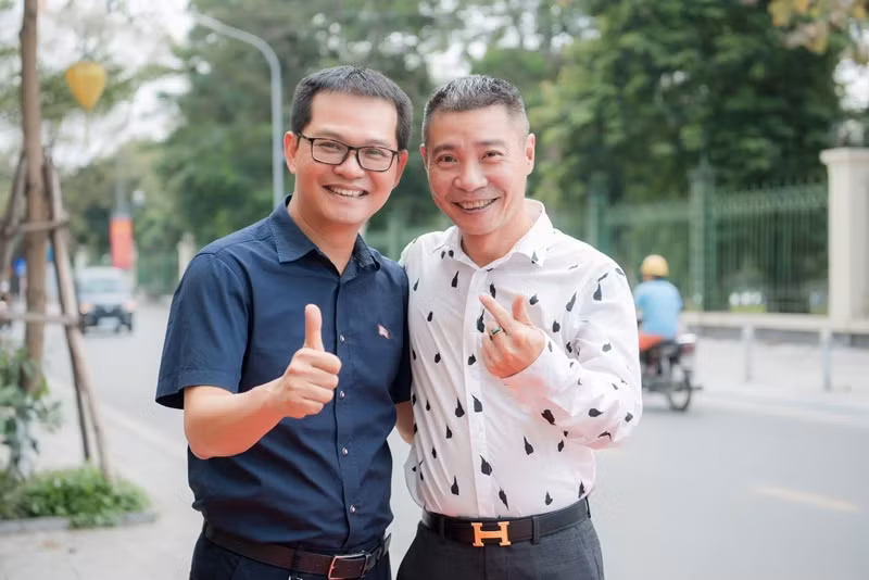 Đặc biệt, Công Lý bày tỏ lòng biết ơn sâu sắc đến NSND Trung Hiếu – Giám đốc Nhà hát Kịch Hà Nội, người không chỉ là lãnh đạo, đồng nghiệp mà còn là người bạn thân thiết anh luôn trân quý và may mắn đồng hành trong cuộc đời. Ảnh: FB Công Lý.