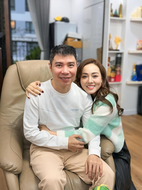 Ngọc Hà - vợ Công Lý luôn đồng hành cùng nam diễn viên, giúp anh vượt qua biến cố sức khỏe. Theo Ngọc Hà, từ thời điểm Công Lý đảm nhiệm vai trò Phó giám đốc Nhà hát kịch Hà Nội, cũng như lúc nam nghệ sĩ nằm viện đến khi đi nước ngoài chữa bệnh, các đồng nghiệp trong nhà hát và NSND Trung Hiếu luôn hết lòng đồng hành, hỗ trợ anh. Ảnh: FB Ngọc Hà.