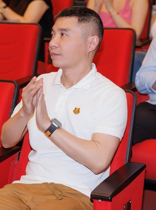 “Trong thời gian đảm nhận vai trò Phó giám đốc, sự hỗ trợ tận tình của NSND Trung Hiếu đã giúp tôi hoàn thành tốt nhiệm vụ, góp phần vào sự phát triển của Nhà hát Kịch Hà Nội. Đồng thời, sự động viên và tạo điều kiện từ NSND Trung Hiếu cũng là nguồn sức mạnh để tôi vượt qua những khó khăn và biến cố sức khỏe trong cuộc sống”, nghệ sĩ Công Lý cho biết. Ảnh: FB Công Lý.