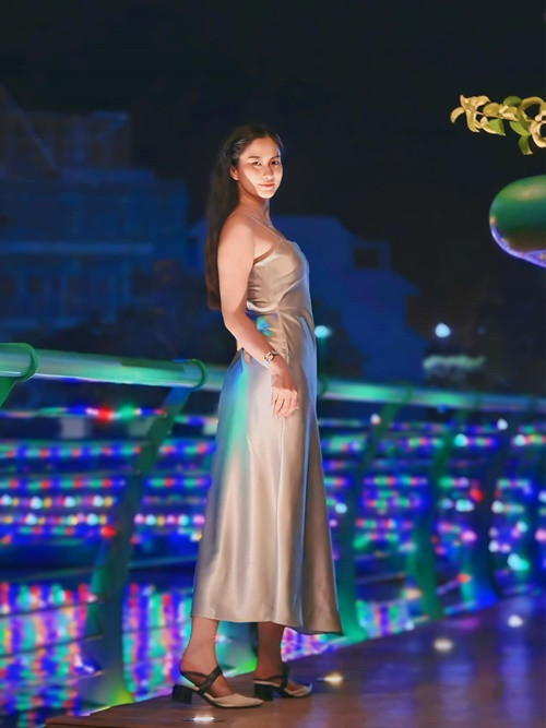 Bạn gái NSND Việt Anh công khai việc nâng ngực. Phía nam nghệ sĩ gạo cội cho biết, ông ủng hộ quyết định chỉnh sửa nhan sắc của bạn gái.