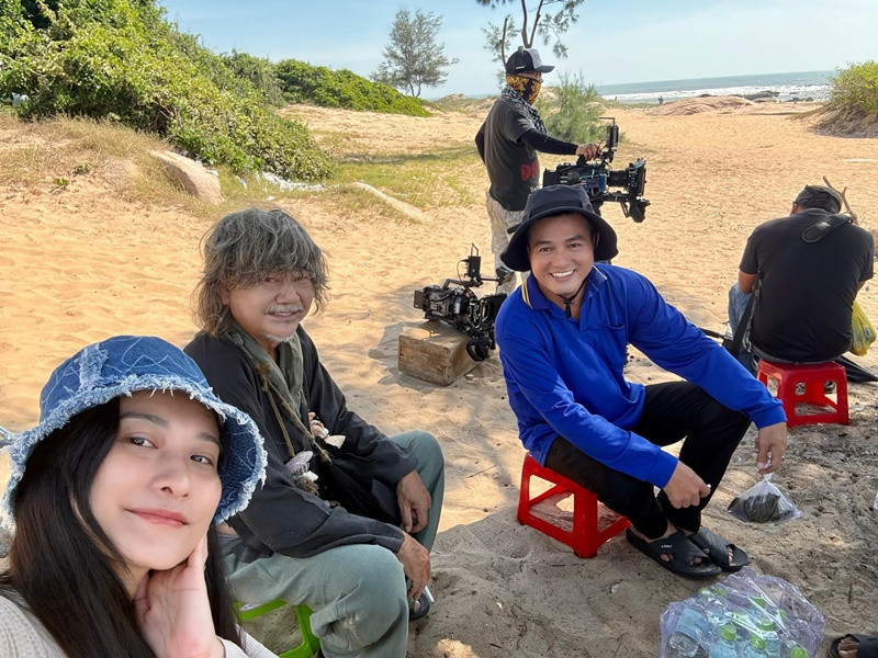 Chân Chân chia sẻ hình ảnh nghệ sĩ Việt Anh trên phim trường cùng diễn viên Cao Minh Đạt.