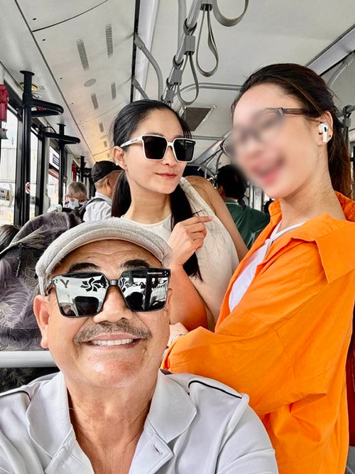 Nghệ sĩ Việt Anh từng đáp trả về những lời bàn tán về mối tình hiện tại. "Cảm xúc tự thân, yêu thương tự có. Có gì sai? Không vi phạm pháp luật, không ảnh hưởng đến ai. Gia đình đều yêu thương, tôi tự hỏi chúng tôi có gì làm tổn thương ai?", ông viết.