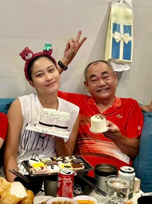 Trong mắt nghệ sĩ Việt Anh, Chân Chân là cô gái xinh đẹp, có vóc dáng cao ráo.