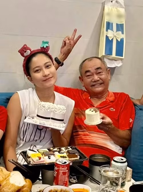 Trong mắt nghệ sĩ Việt Anh, Chân Chân là cô gái xinh đẹp, có vóc dáng cao ráo.