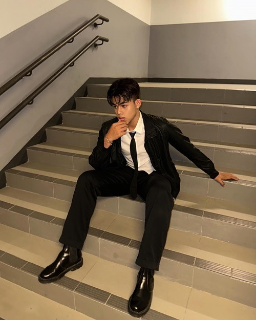 Đương kim Nam vương Campuchia theo đuổi phong cách thời trang lịch lãm. Ảnh: Instagram Nawim.