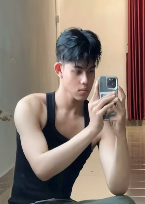 Nam vương Campuchia Nawim sở hữu gương mặt điển trai, nam tính. Ảnh: Instagram Nawim.