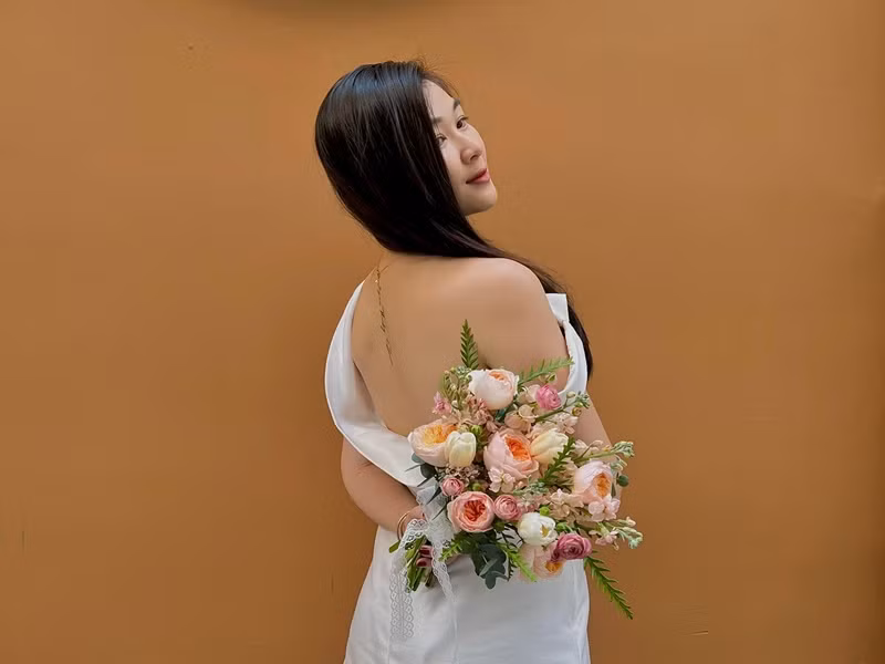 Mạc Anh Thư chuộng váy áo khoe lưng trần gợi cảm. Ảnh: FB Mạc Anh Thư.