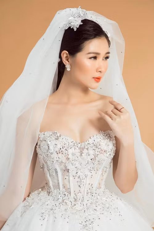 Không ít lần Mạc Anh Thư khoác váy cưới. Tuy nhiên, cô và Huy Khánh không tổ chức đám cưới ngày còn bên nhau. Ảnh: FB Mạc Anh Thư.