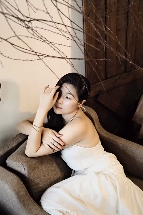 Nữ người mẫu đẹp mặn mà, hút mắt với váy yếm. Ảnh: FB Mạc Anh Thư.