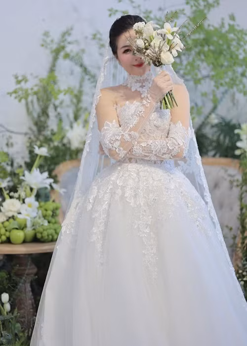 Mạc Anh Thư diện váy cô dâu khi về nước năm 2024 sau thời gian định cư ở Phần Lan. Ảnh: FB Mạc Anh Thư.