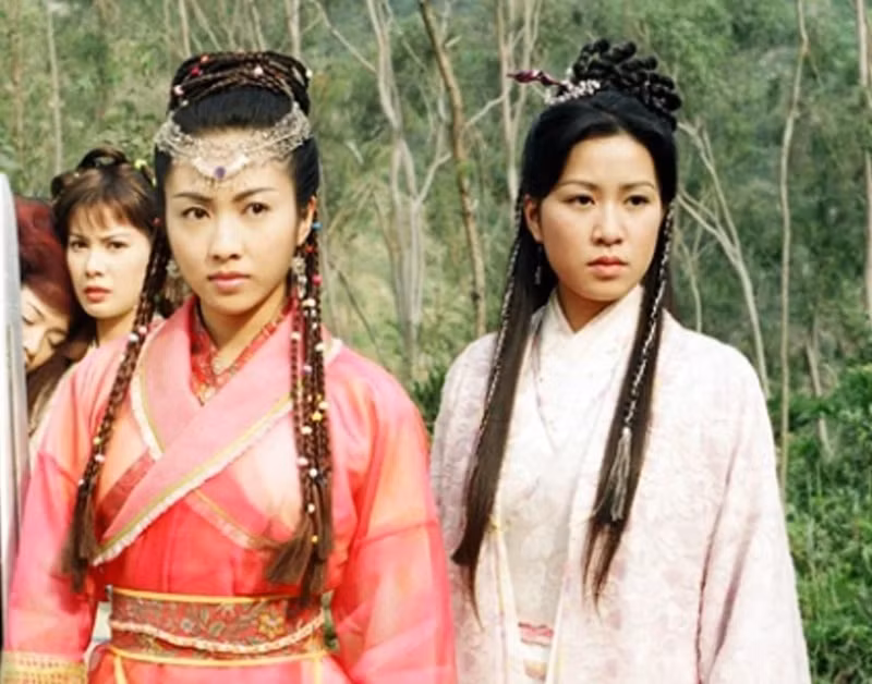  Xa Thi Mạn (phải) sinh năm 1975, bước chân vào làng giải trí Hong Kong sau khi đoạt danh hiệu Á hậu 2 cuộc thi Hoa hậu Hong Kong 1997. Ảnh: Znews.