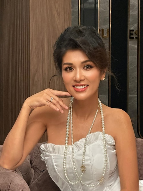 Bà mẹ 6 con chuộng váy áo khoe vòng một căng đầy.