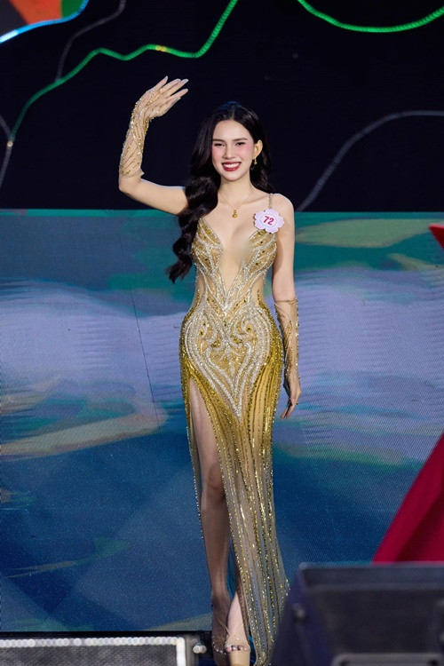 "Tôi thích ngoại hình hiện tại nên sẽ không muốn dao kéo, cô nói thêm. Ảnh: FB Linh Đan.