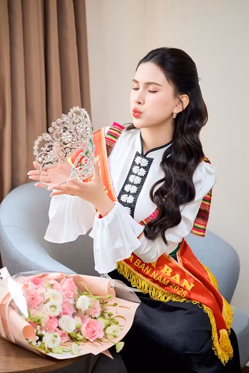 Nhan sắc của Linh Đan được đánh giá cao. Cô sở hữu gương mặt khả ái, vóc dáng gợi cảm. Ảnh: FB Linh Đan.