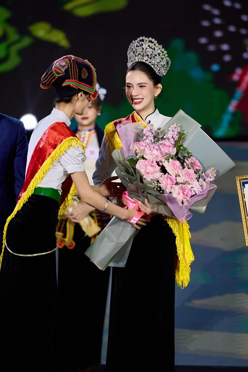 Linh Đan cho biết, cô chưa có người yêu. "Nếu gặp người phù hợp thì đó sẽ là người bạn trai hoàn hảo nhất", cô chia sẻ trên Người Lao Động. Ảnh: FB Linh Đan.