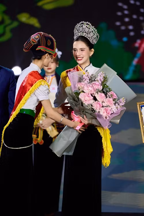 Linh Đan cho biết, cô chưa có người yêu. "Nếu gặp người phù hợp thì đó sẽ là người bạn trai hoàn hảo nhất", cô chia sẻ trên Người Lao Động. Ảnh: FB Linh Đan.