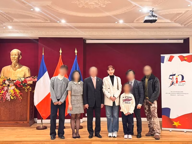 Giữa ồn ào, Thùy Tiên vừa đăng tải hình ảnh rạng rỡ trong buổi tham quan trụ sở Đại sứ quán Việt Nam tại Pháp. Ảnh: FB Thùy Tiên.