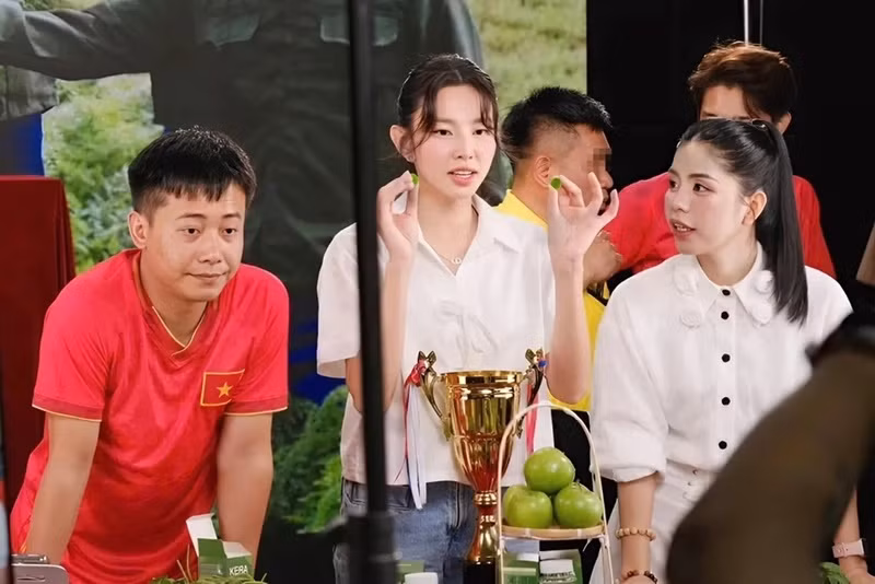 Từ tháng 12/2024, Hoa hậu Thùy Tiên (giữa) cùng Hằng Du Mục, Quang Linh Vlogs quảng cáo một loại kẹo rau. Mới đây, trên mạng xã hội lan truyền một kết quả xét nghiệm về hàm lượng chất xơ trong 100gr kẹo này không bằng nửa trái chuối. Ảnh: Znews.