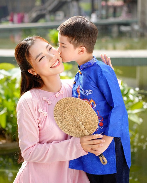 Hoàng Oanh chia sẻ trên Người Lao Động, cô cảm thấy bản thân may mắn khi bên cạnh luôn có gia đình, bé Max. Ảnh: FB Hoàng Oanh.