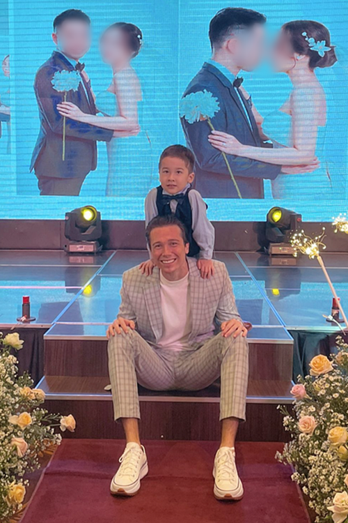 Chồng cũ Hoàng Oanh giữ mối quan hệ tốt đẹp với gia đình nữ MC. Trong ảnh, Jack trở về Việt Nam dự đám cưới của em gái Hoàng Oanh. Ảnh: Saostar.