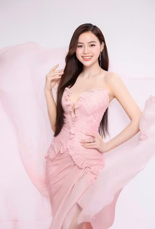 "Về nguyên nhân Hiền dừng lại ở vòng sơ khảo, Hiền sẽ thông báo ngay tới quý khán giả khi có thông tin chính thức từ BTC", cô chia sẻ. Ảnh: FB Đào Hiền.