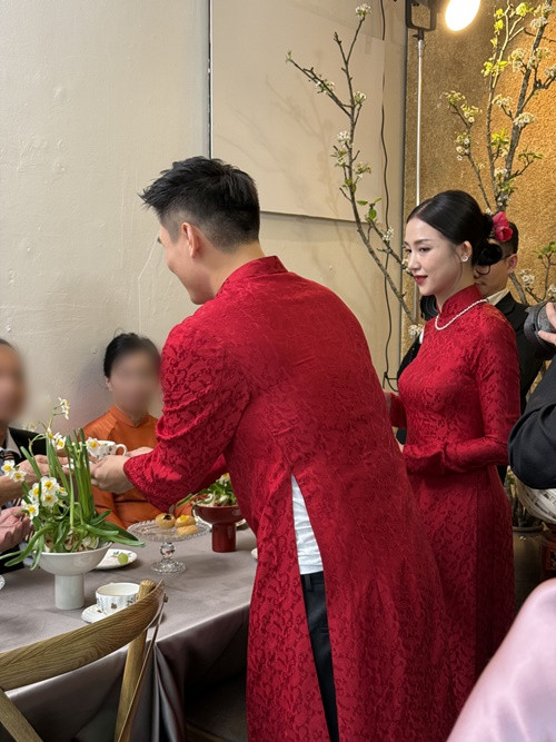 Trong lễ ăn hỏi vào ngày 3/3, hot girl Salim và Hải Long diện trang phục áo dài. Ảnh: Arttimes.