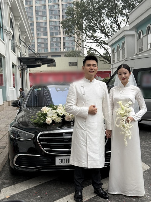Thiếu gia Hải Long dùng xe sang rước Salim về nhà. Ảnh: Arttimes.