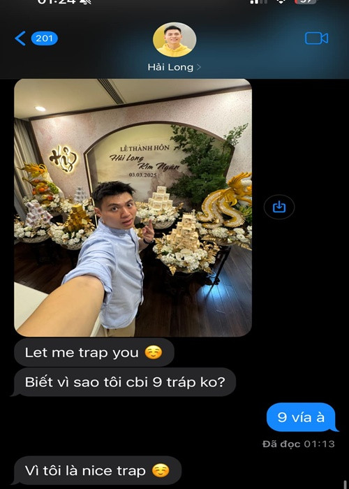"Biết vì sao tôi chuẩn bị 9 tráp không", Hải Long hỏi Salim. Khi Salim đáp: "9 vía à", chàng thiếu gia hài hước cho biết: "Vì tôi là nice trap (tạm dịch: tôi là cái bẫy ngọt ngào". Ảnh: FB Hải Long.