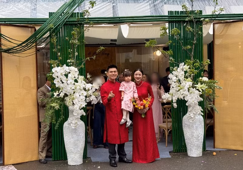 Bé Pam - con gái của Hải Long và Salim đáng yêu trong tà áo dài tông hồng. Ảnh: Vietnamnet.